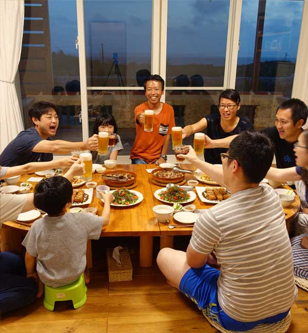 素材の料理で皆で乾杯